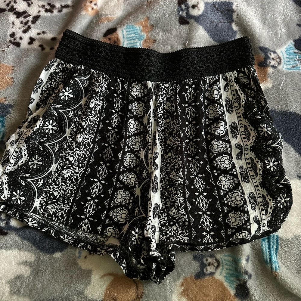 Junior’s Joe B black/white shorts size medium